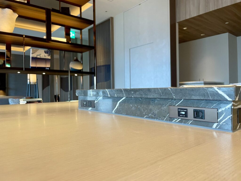 ヒルトン広島 エグゼクティブラウンジ カウンター席の電源