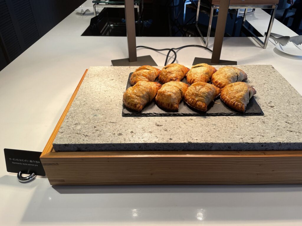 ヒルトン広島 ラウンジ アフタヌーンティ サーモンのパイ包