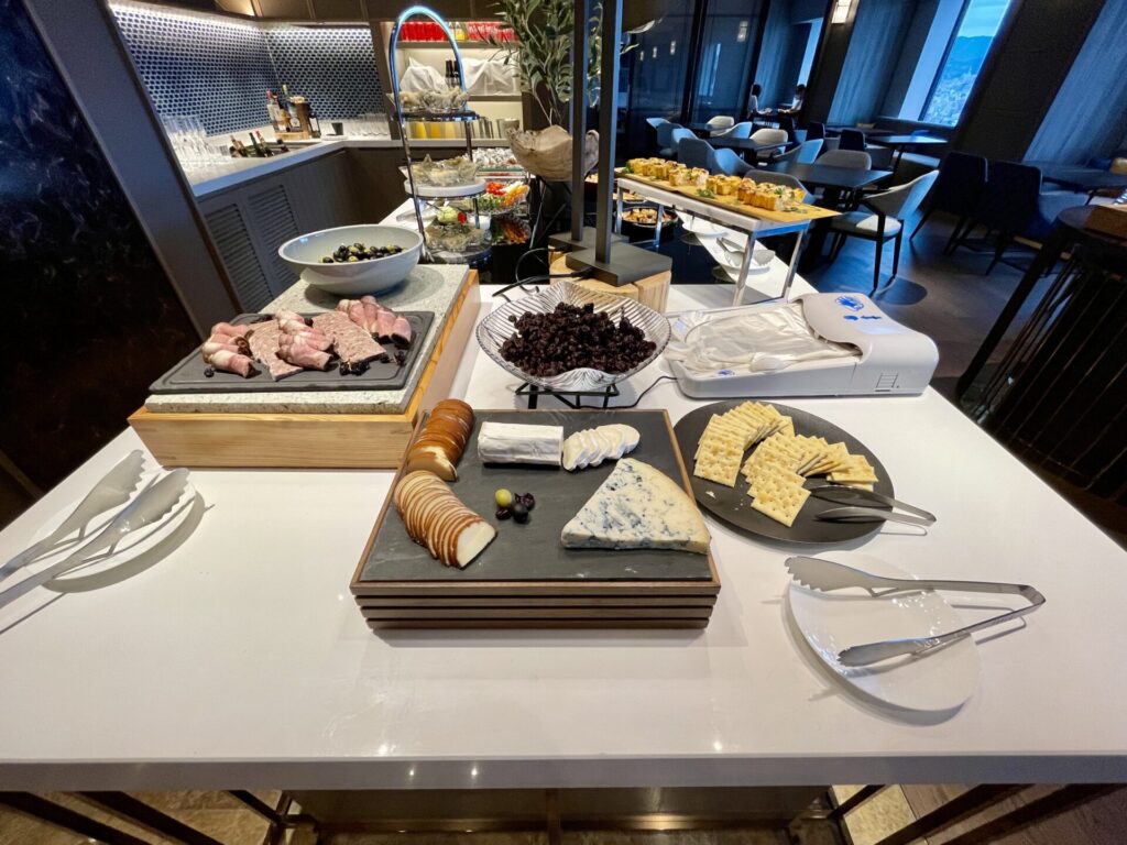 ヒルトン広島 ラウンジ イブニングカクテル チーズ