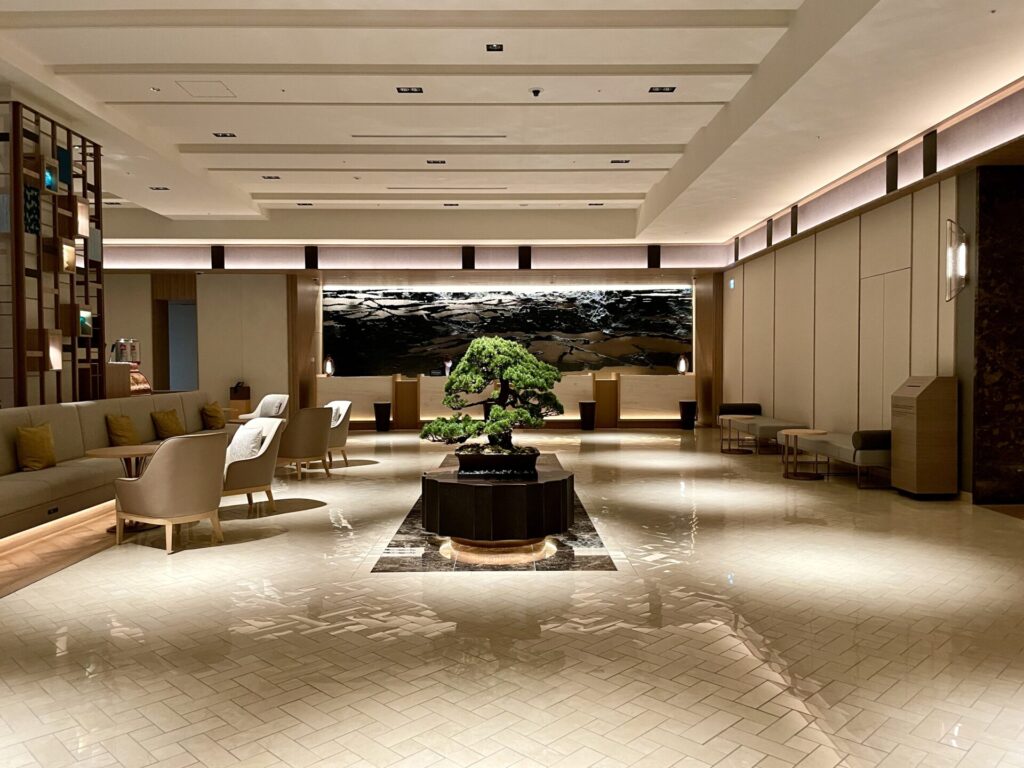 ヒルトン広島 フロントと松の盆栽