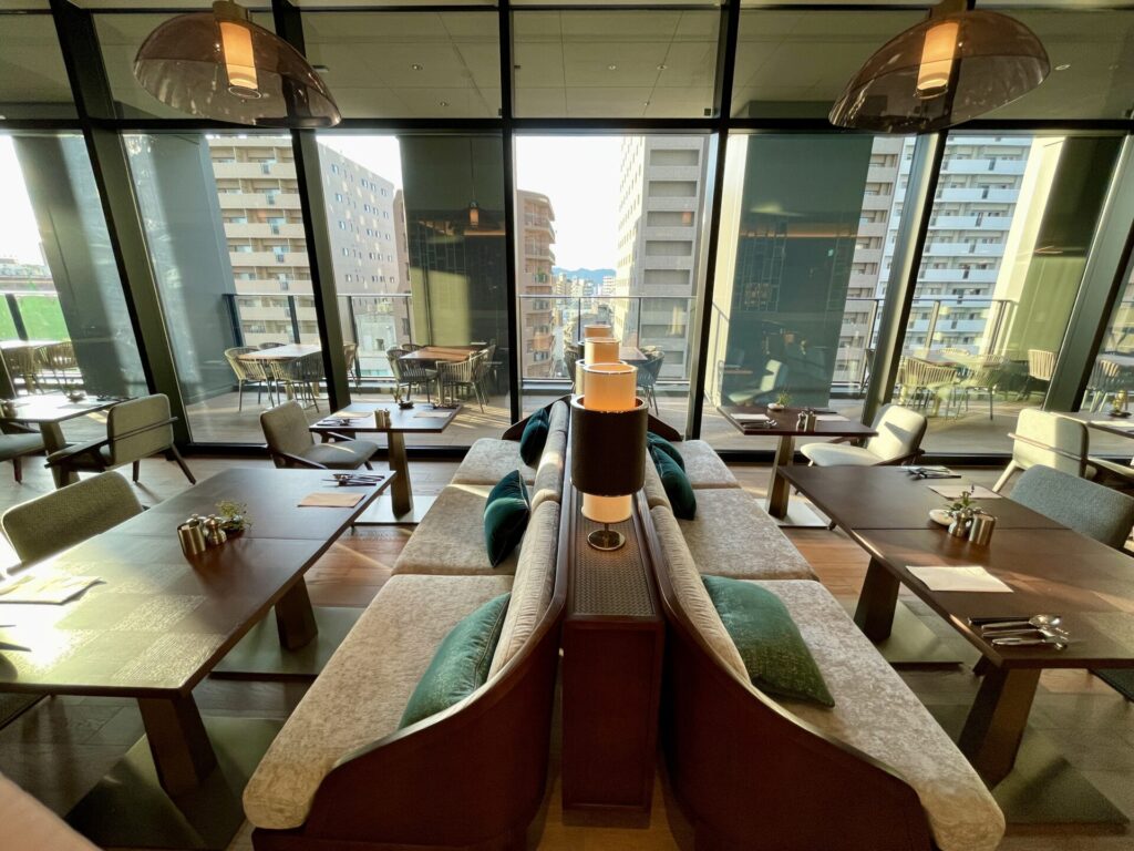 ヒルトン広島 オールデイダイニング「モザイク」窓側ソファ席