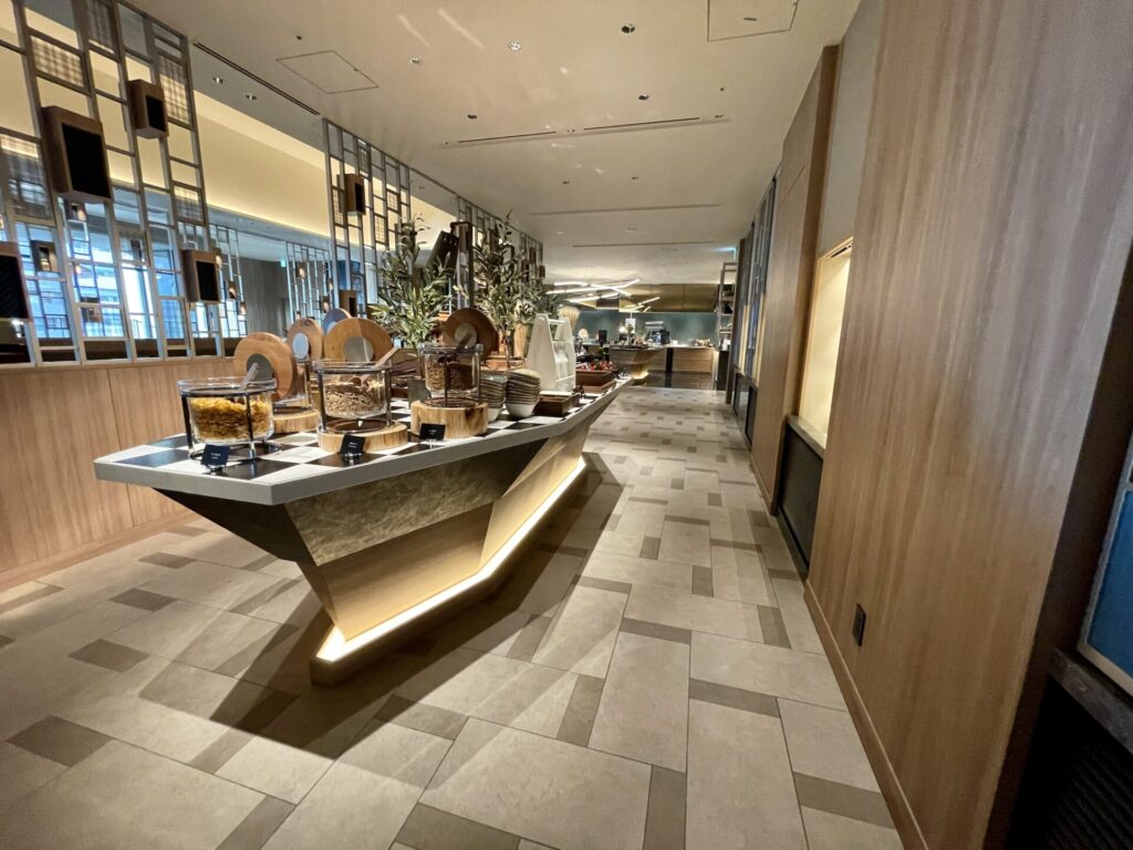 ヒルトン広島 モザイク 朝食 モダンなブッフェ台