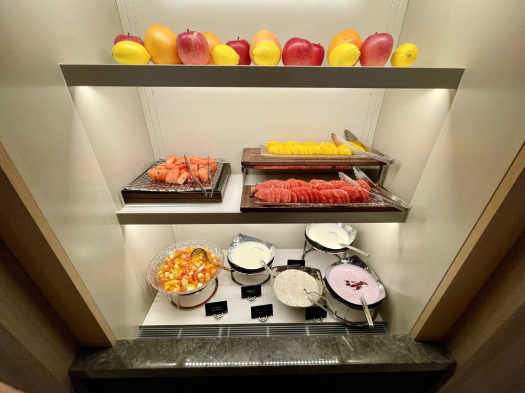 ヒルトン広島 モザイク 朝食 フルーツとヨーグルト