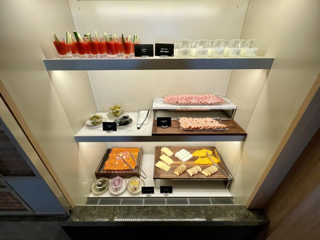 ヒルトン広島 モザイク 朝食 スモークサーモン ハムとチーズ