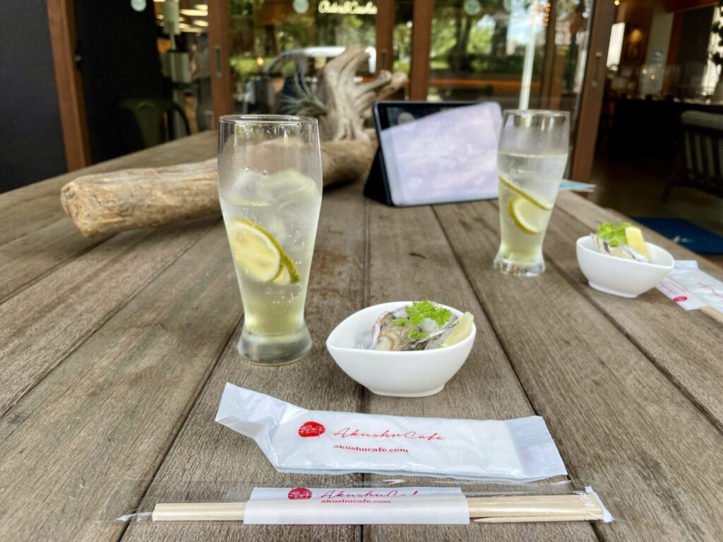 広島 旅ラン 握手カフェ 生牡蠣とレモンサワー