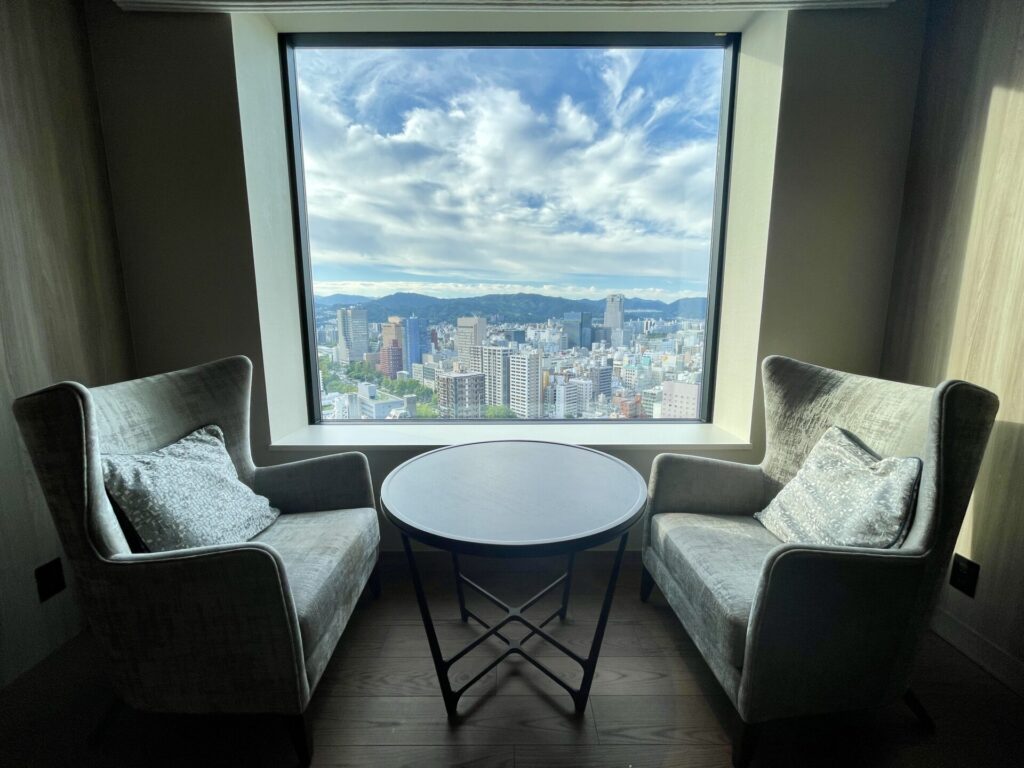 ヒルトン広島 ラウンジ 窓側の一人がけソファ席
