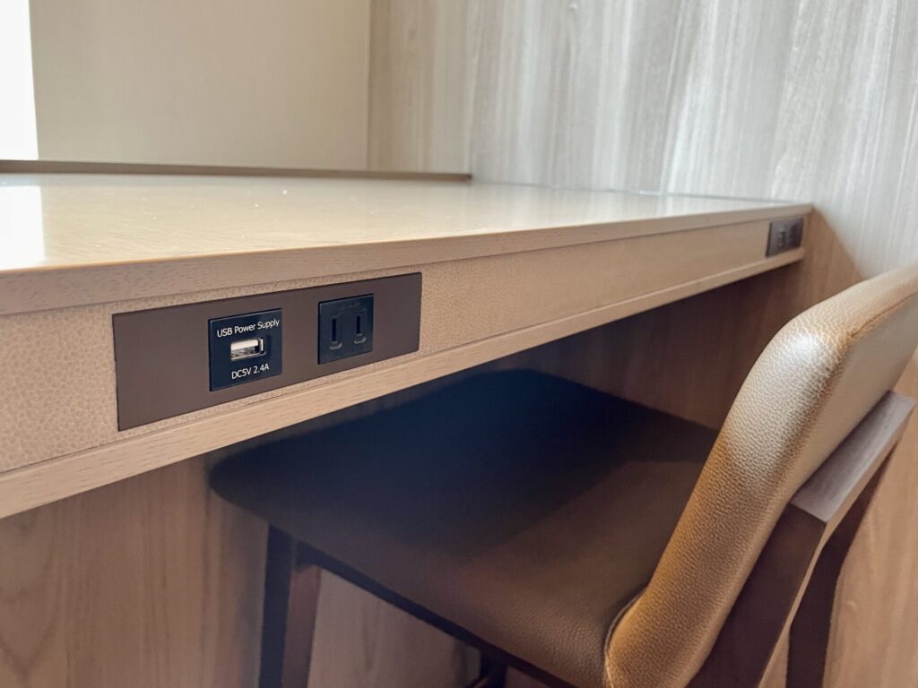 「ヒルトン広島」エグゼクティブラウンジ カウンター席の電源