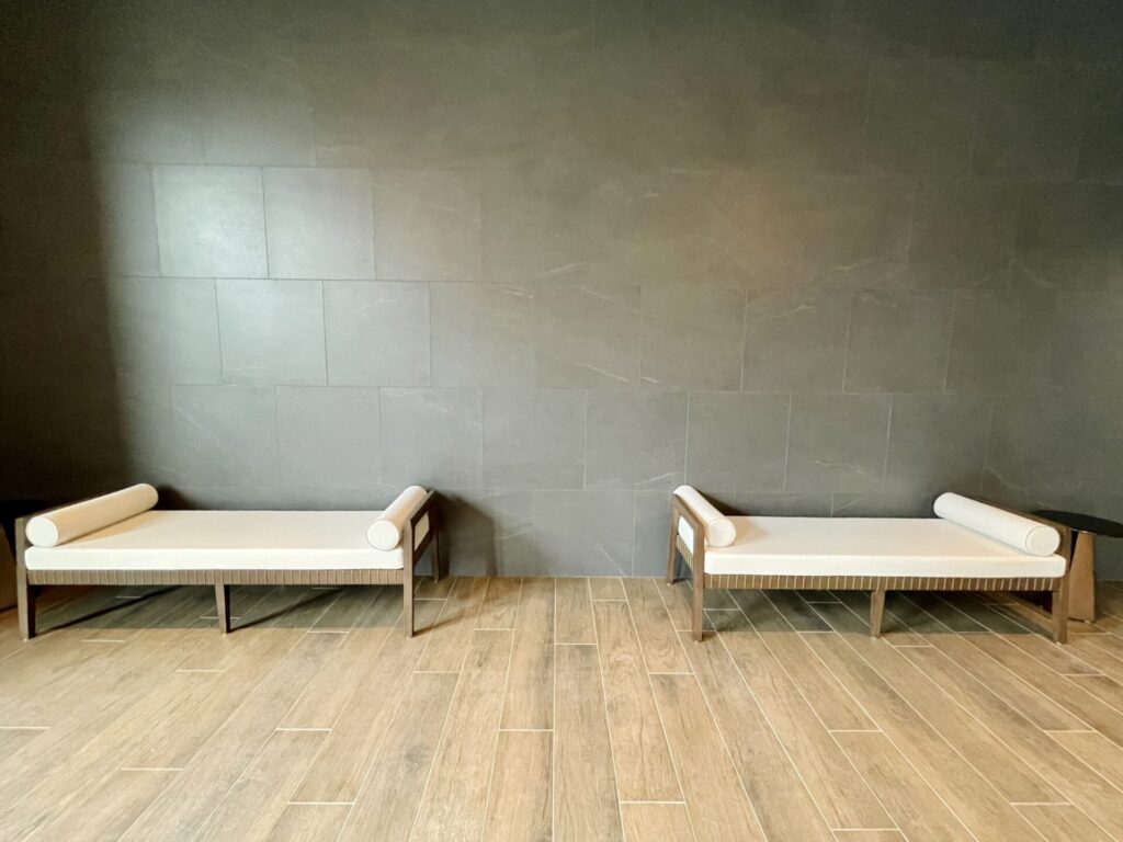 「ヒルトン広島」フィットネスセンター プール内のチェア