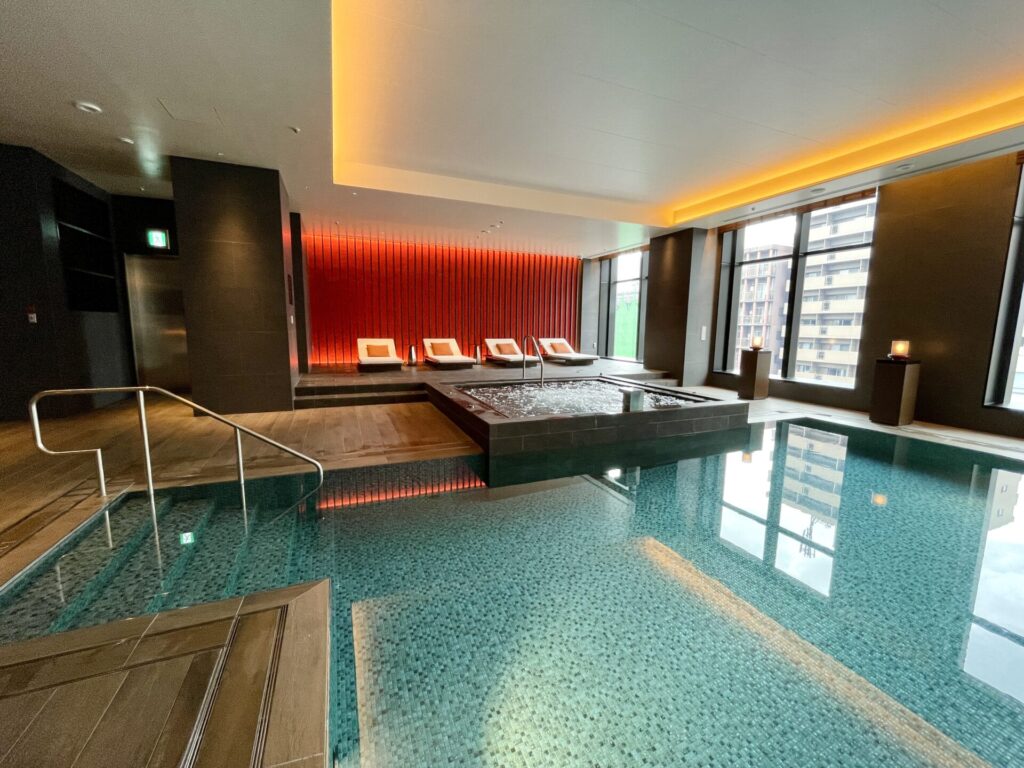 「ヒルトン広島」フィットネスセンター プール内のチェア