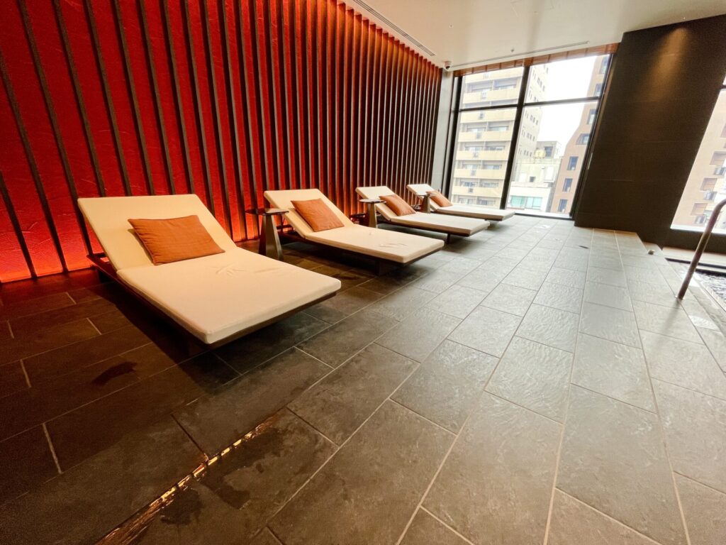 「ヒルトン広島」フィットネスセンター プール内のチェア