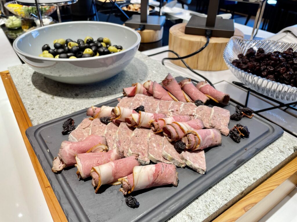 「ヒルトン広島」エグゼクティブラウンジ イブニングカクテル ローストビーフとパテドカンパーニュ