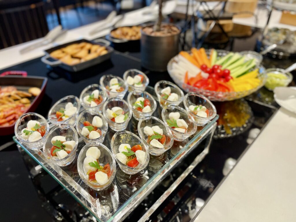 「ヒルトン広島」エグゼクティブラウンジ イブニングカクテル カプレーゼと野菜スティック