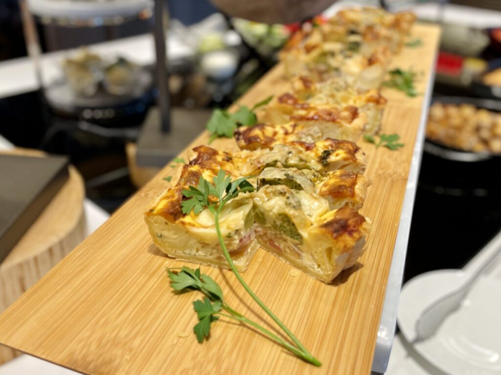 「ヒルトン広島」エグゼクティブラウンジ イブニングカクテル キッシュ