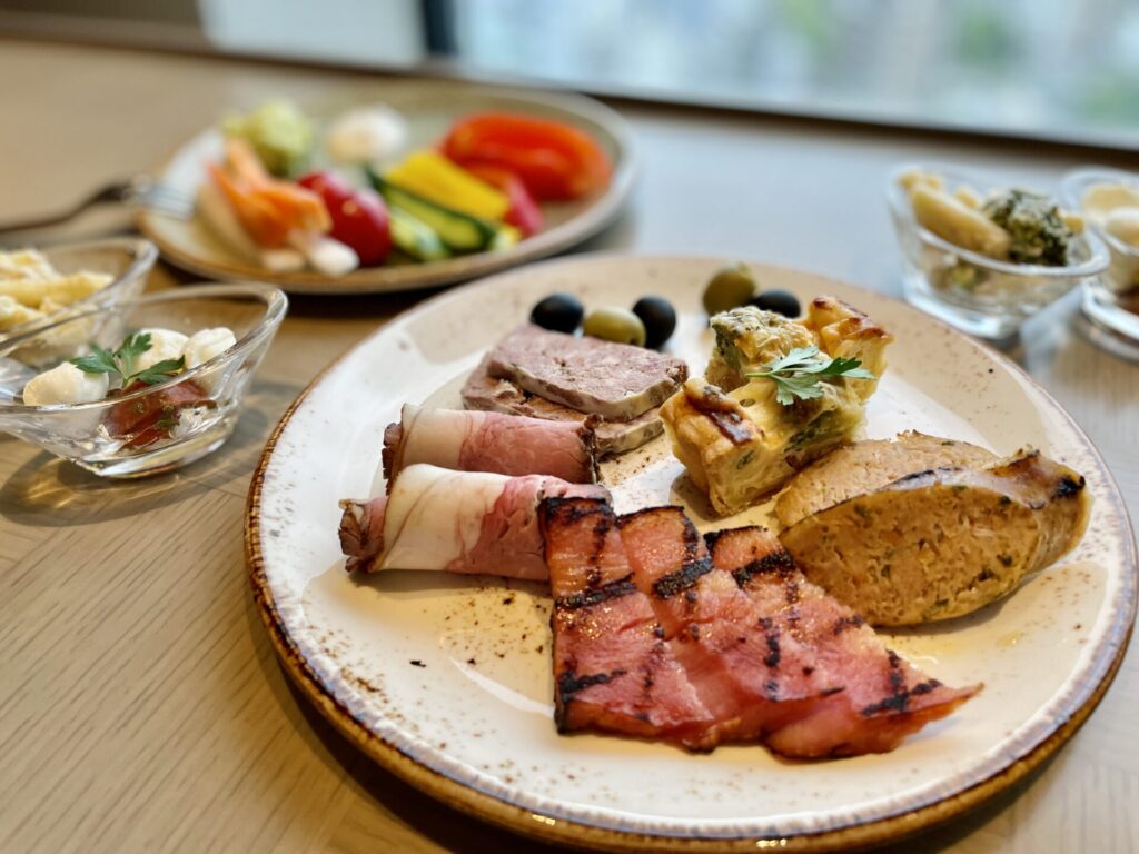 「ヒルトン広島」エグゼクティブラウンジ イブニングカクテル フードいろいろ