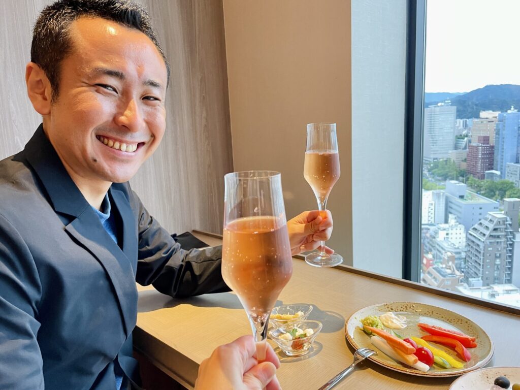 「ヒルトン広島」エグゼクティブラウンジ イブニングカクテル ロゼのスパークリングで乾杯