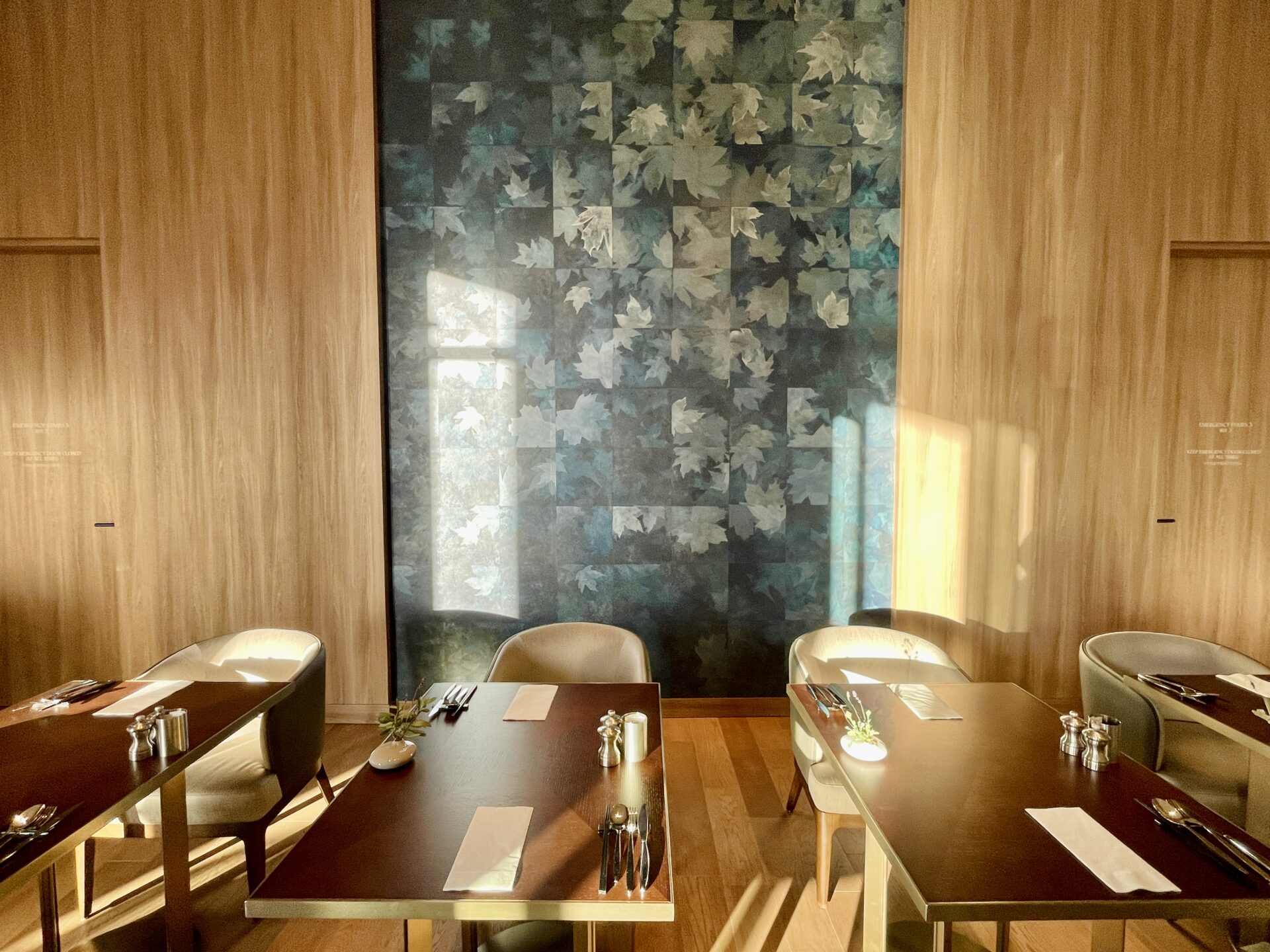 「ヒルトン東京」朝食ビュッフェ会場モザイク 2人がけのテーブル席