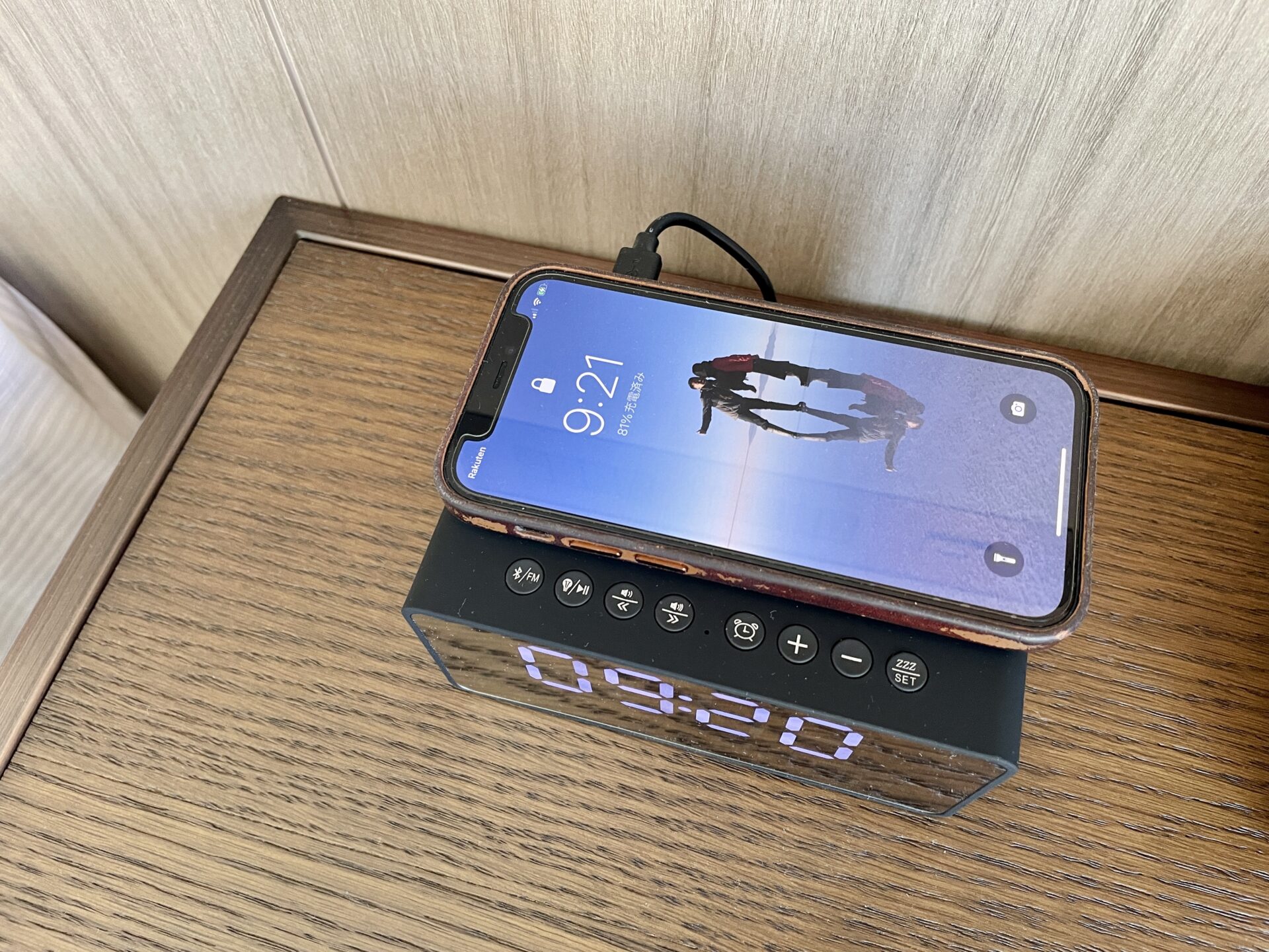 「ヒルトン広島」エグゼクティブルーム ワイヤレス充電+Bluetoothスピーカー付き置き時計