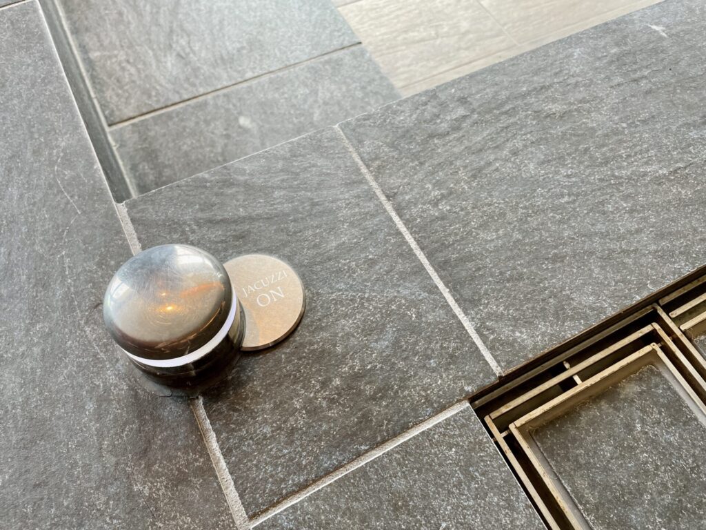 「ヒルトン広島」フィットネスセンター ジャグジー増しボタン