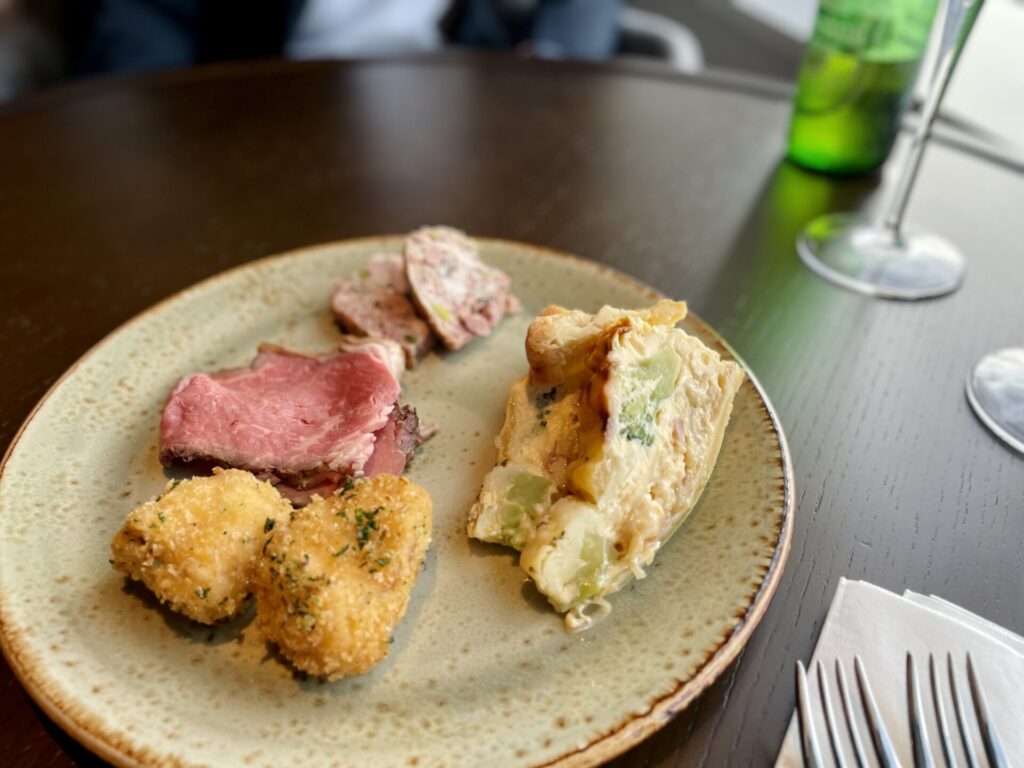 「ヒルトン広島」エグゼクティブラウンジ イブニングカクテル フードいろいろ