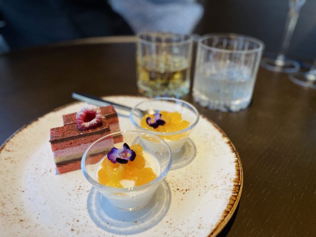 「ヒルトン広島」エグゼクティブラウンジ イブニングカクテル 締めのスイーツ