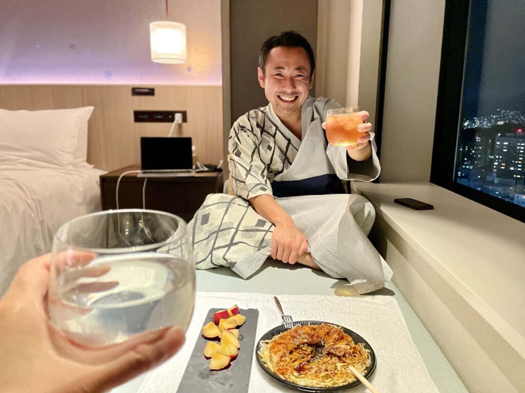 「ヒルトン広島」エグゼクティブルーム 夜景を眺めながら部屋飲み