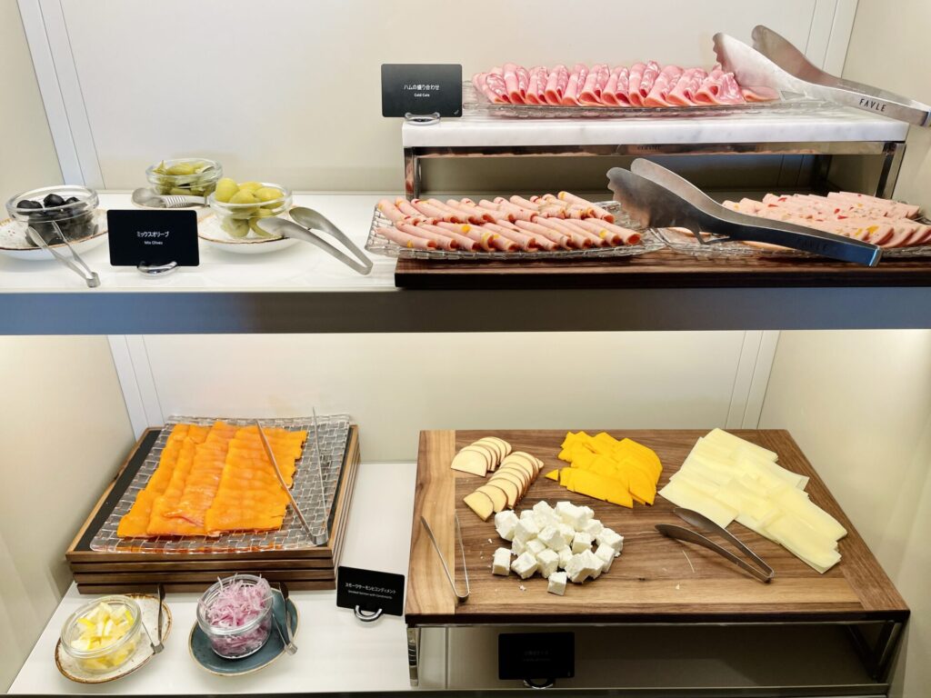 「ヒルトン広島」朝食ビュッフェ サラダコーナー ハムやサーモンなど