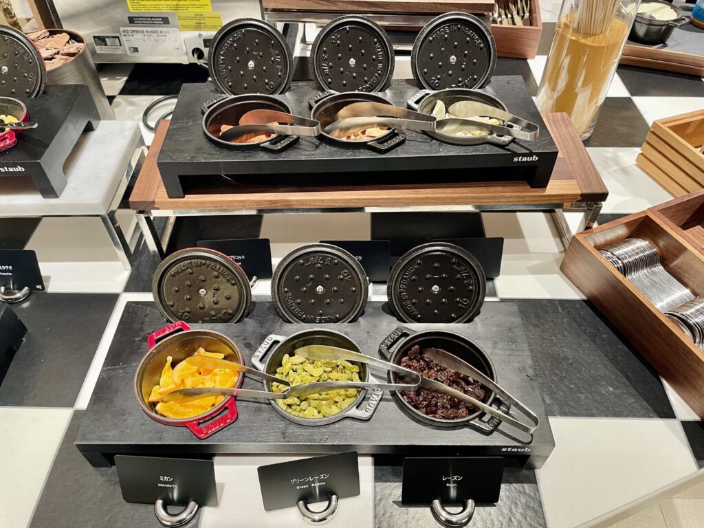 「ヒルトン広島」朝食ビュッフェ シリアルコーナー ドライフルーツ類