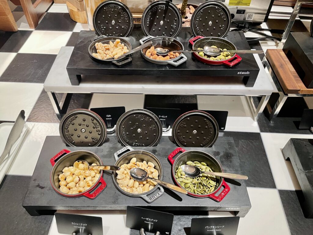 「ヒルトン広島」朝食ビュッフェ シリアルコーナー ナッツ類