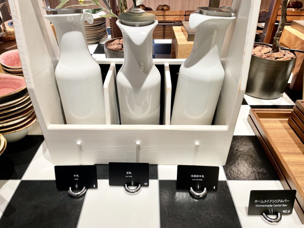 「ヒルトン広島」モザイク朝食ビュッフェ シリアルコーナーのミルク類