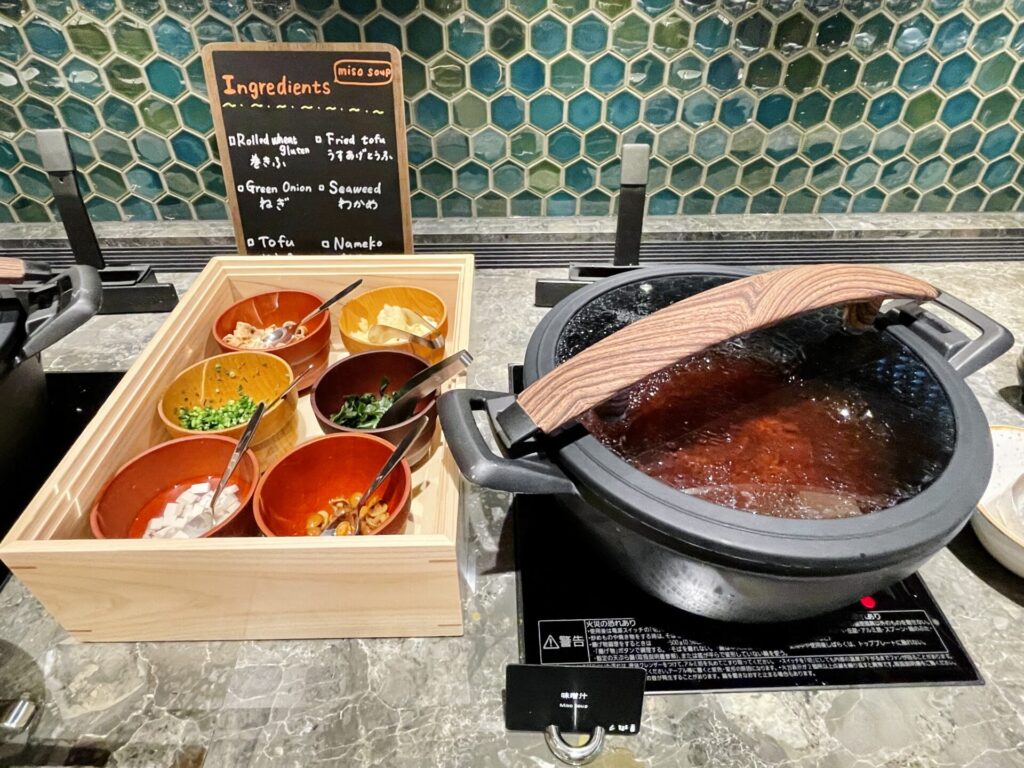 「ヒルトン広島」朝食ビュッフェ モザイク ご飯とお味噌汁コーナー