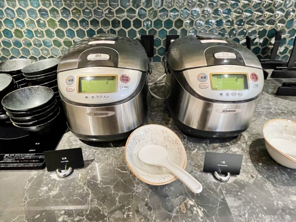 「ヒルトン広島」朝食ビュッフェ モザイク ご飯とお味噌汁コーナー