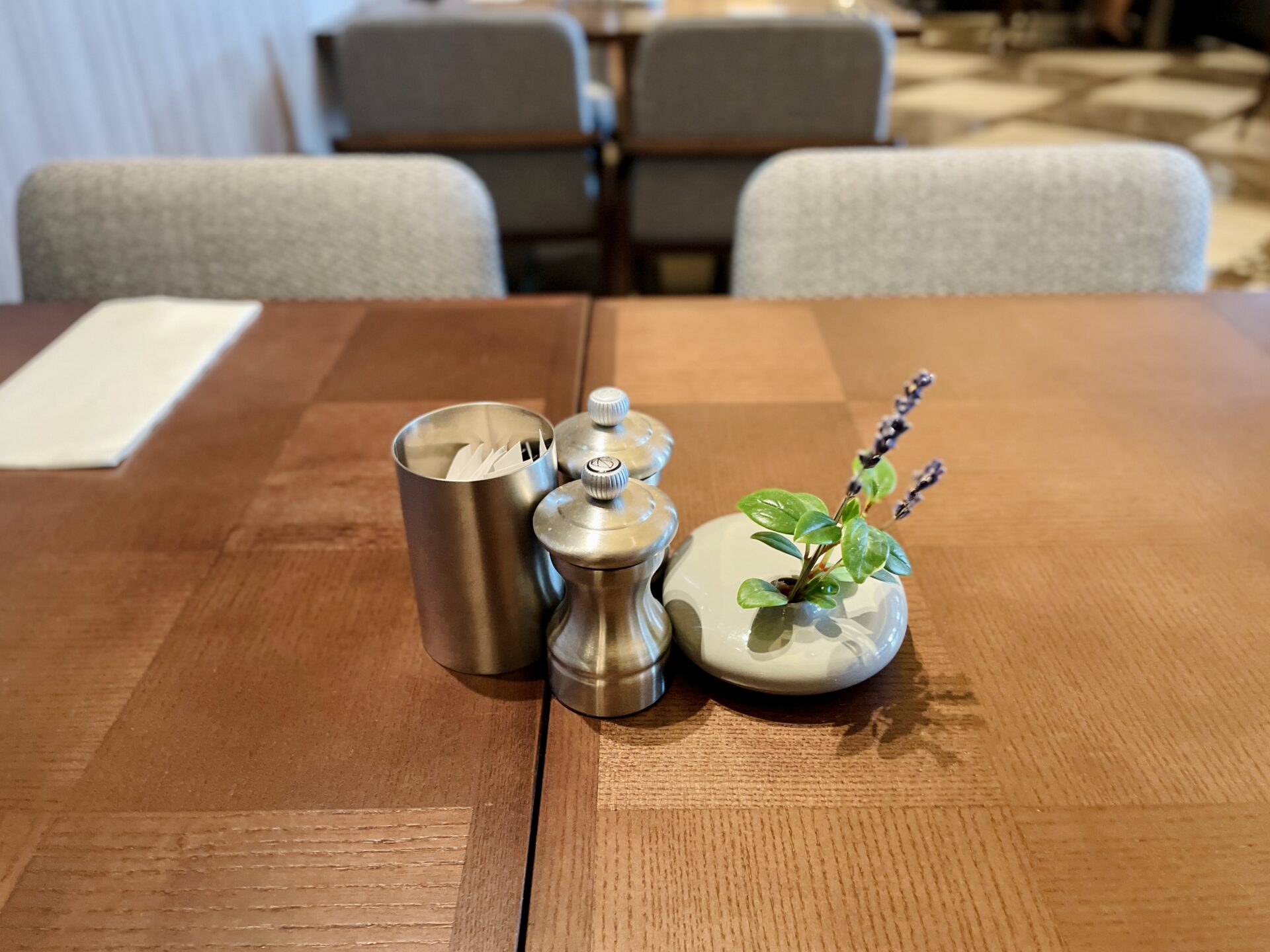 「ヒルトン広島」モザイク 朝食ビュッフェ テーブルの植物いろいろ