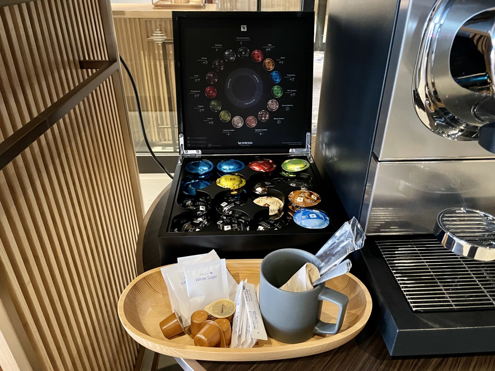 「ヒルトン広島」エントランスのコーヒーマシン ネスプレッソのカプセルいろいろ