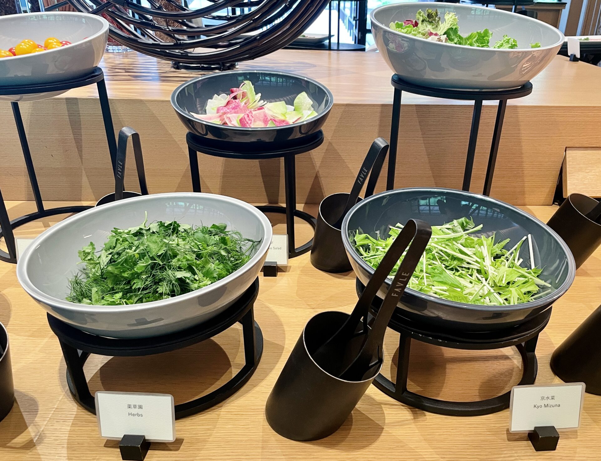 「ロク京都」朝食 サラダコーナー イチオシの薬草園