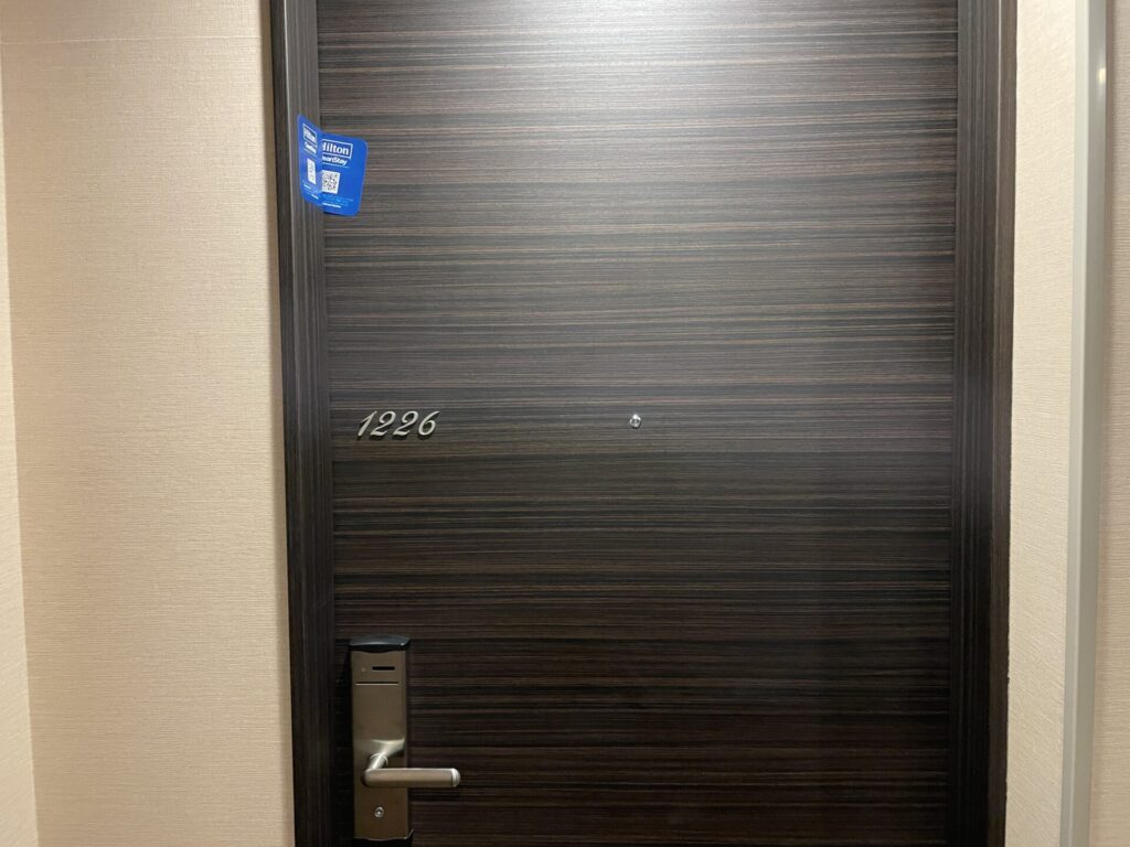 ダブルツリーbyヒルトン那覇 プレミアルーム 扉