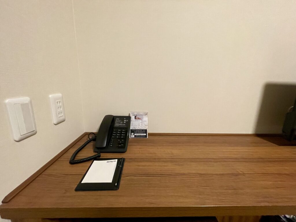 ドーミーイン池袋 客室 デスクと電話