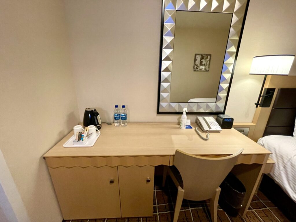 ダブルツリーbyヒルトン那覇 デスク 化粧台