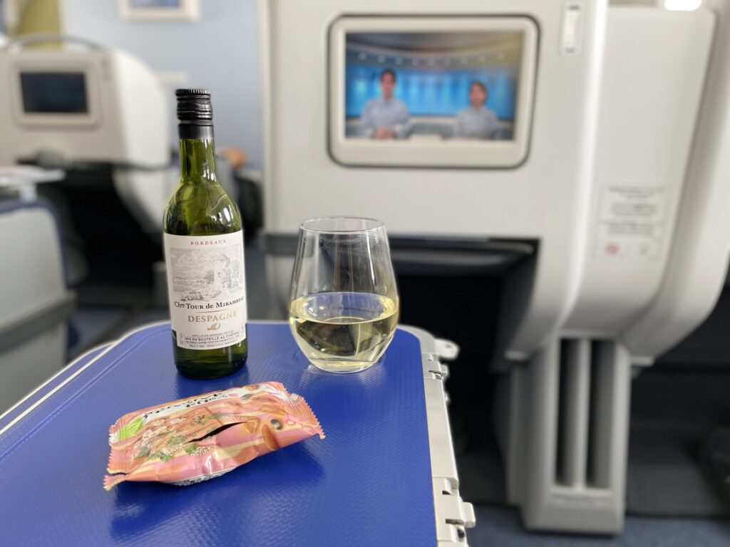 羽田-那覇「プレミアムクラス」ワインとおつまみミックス