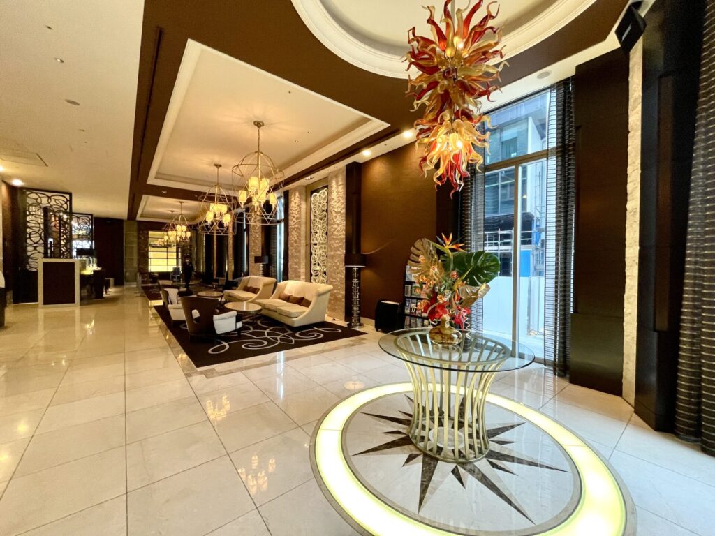 ダブルツリーbyヒルトン那覇 エントランスからフロントへ