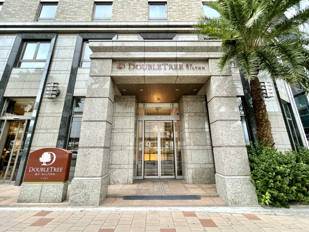 ダブルツリーbyヒルトン那覇 正面の外観