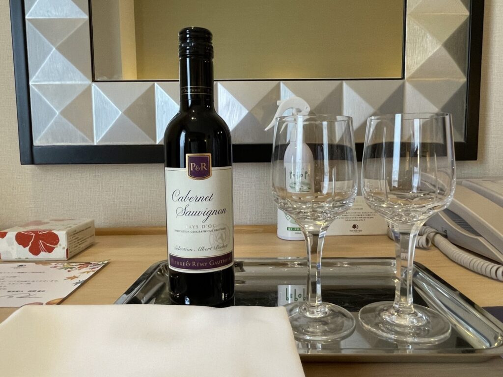 「ダブルツリーbyヒルトン那覇」結婚記念日のお祝いワイン