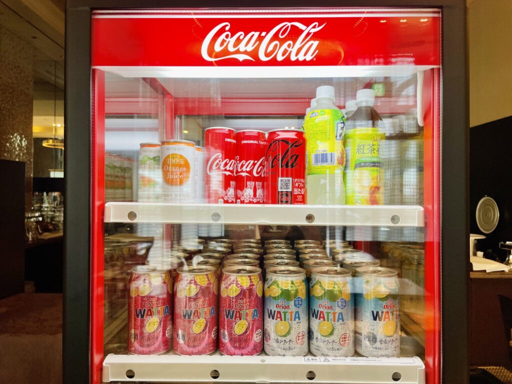 「ダブルツリーbyヒルトン那覇」ゴールド会員+ダイヤモンド会員対象 ウェルカムラウンジ(カクテルタイム) 冷蔵庫のドリンク
