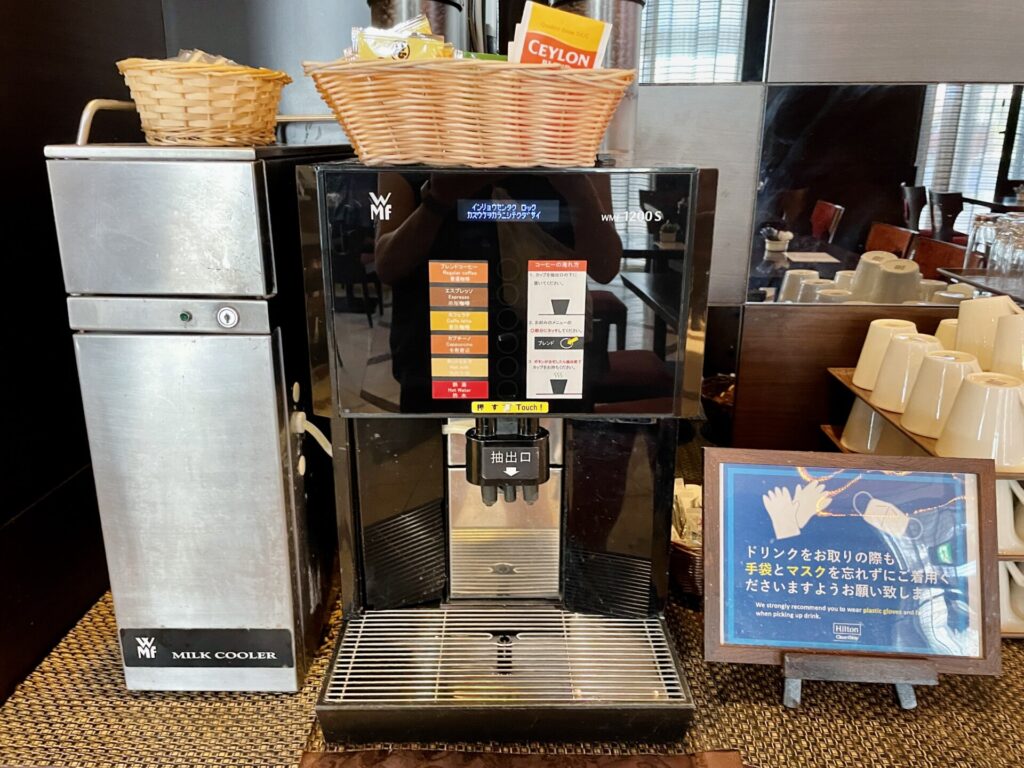 「ダブルツリーbyヒルトン那覇」ゴールド会員+ダイヤモンド会員対象 ウェルカムラウンジ(カクテルタイム) コーヒーマシン