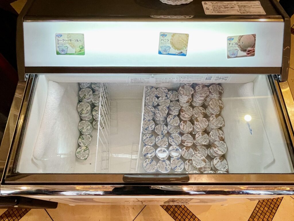 「ダブルツリーbyヒルトン那覇」ゴールド会員+ダイヤモンド会員対象 ウェルカムラウンジ(カクテルタイム) ブルーシールアイスも食べ放題