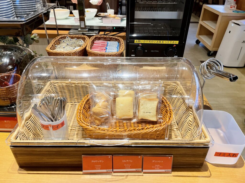 「ドーミーイン広島ANNEX」朝食 パンコーナー