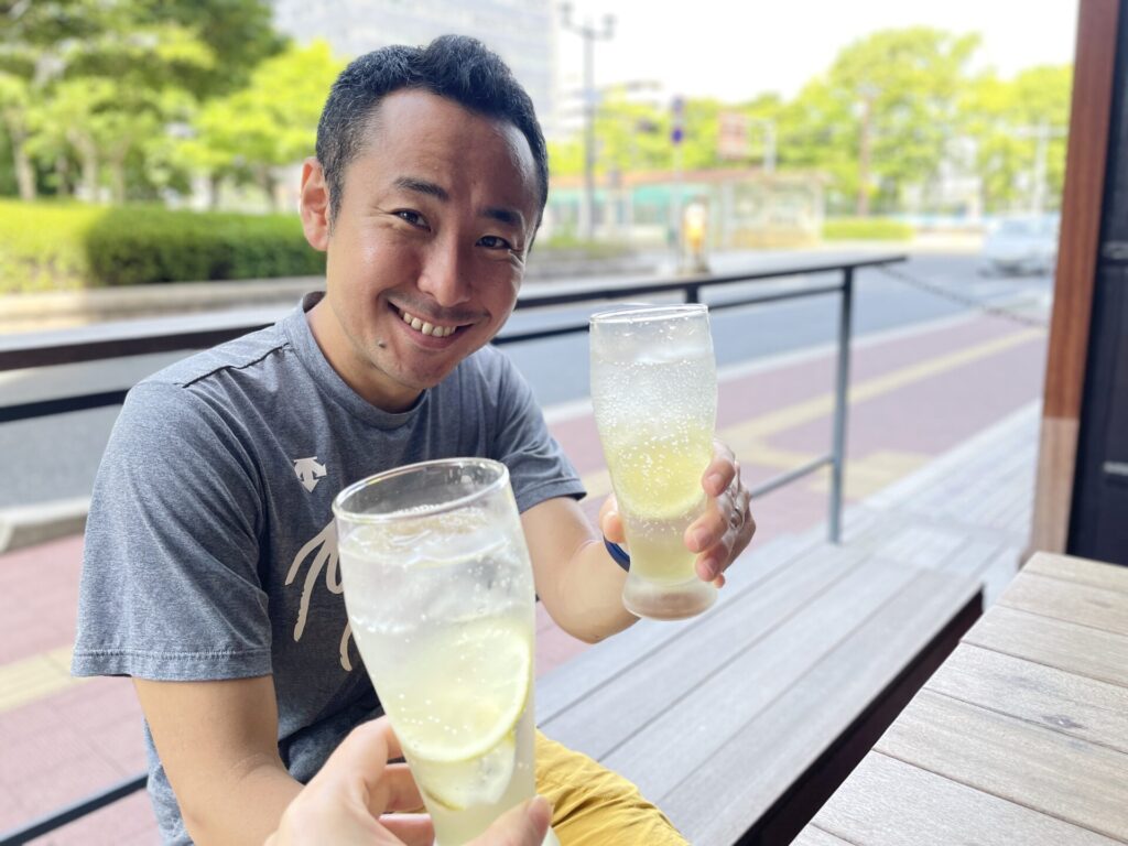 「ヒルトン広島」旅ランの様子 握手カフェで乾杯