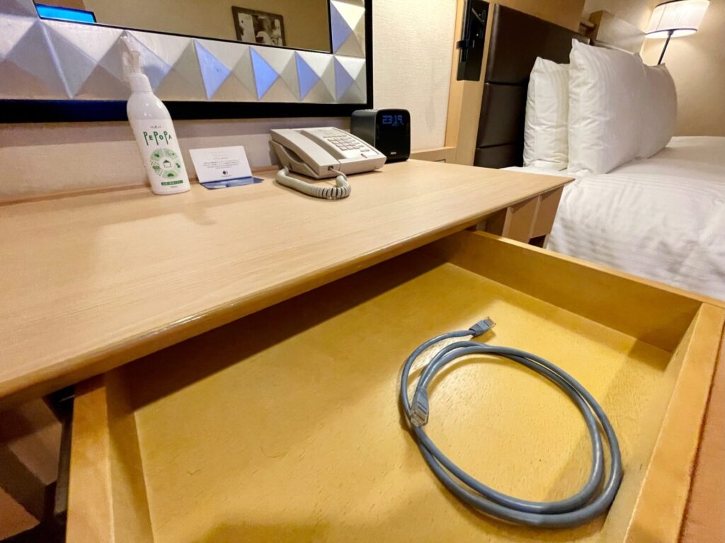 「ダブルツリーbyヒルトン那覇」ゲストルームキング 有線LANケーブル