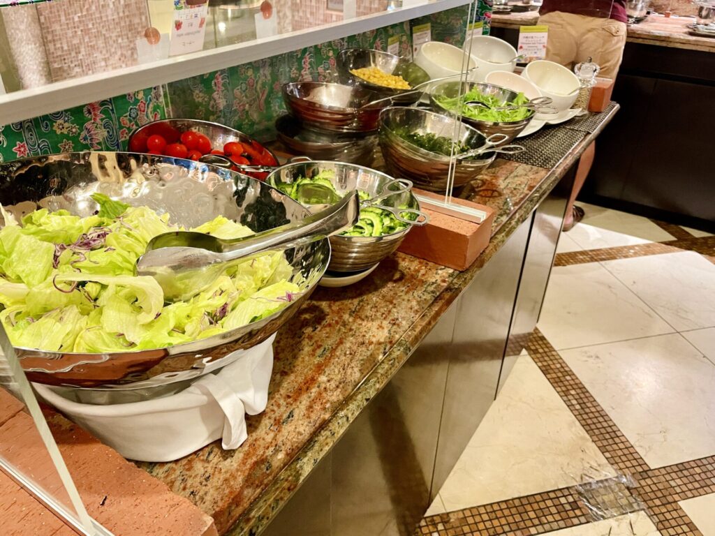 「ダブルツリーbyヒルトン那覇」朝食 サラダコーナー