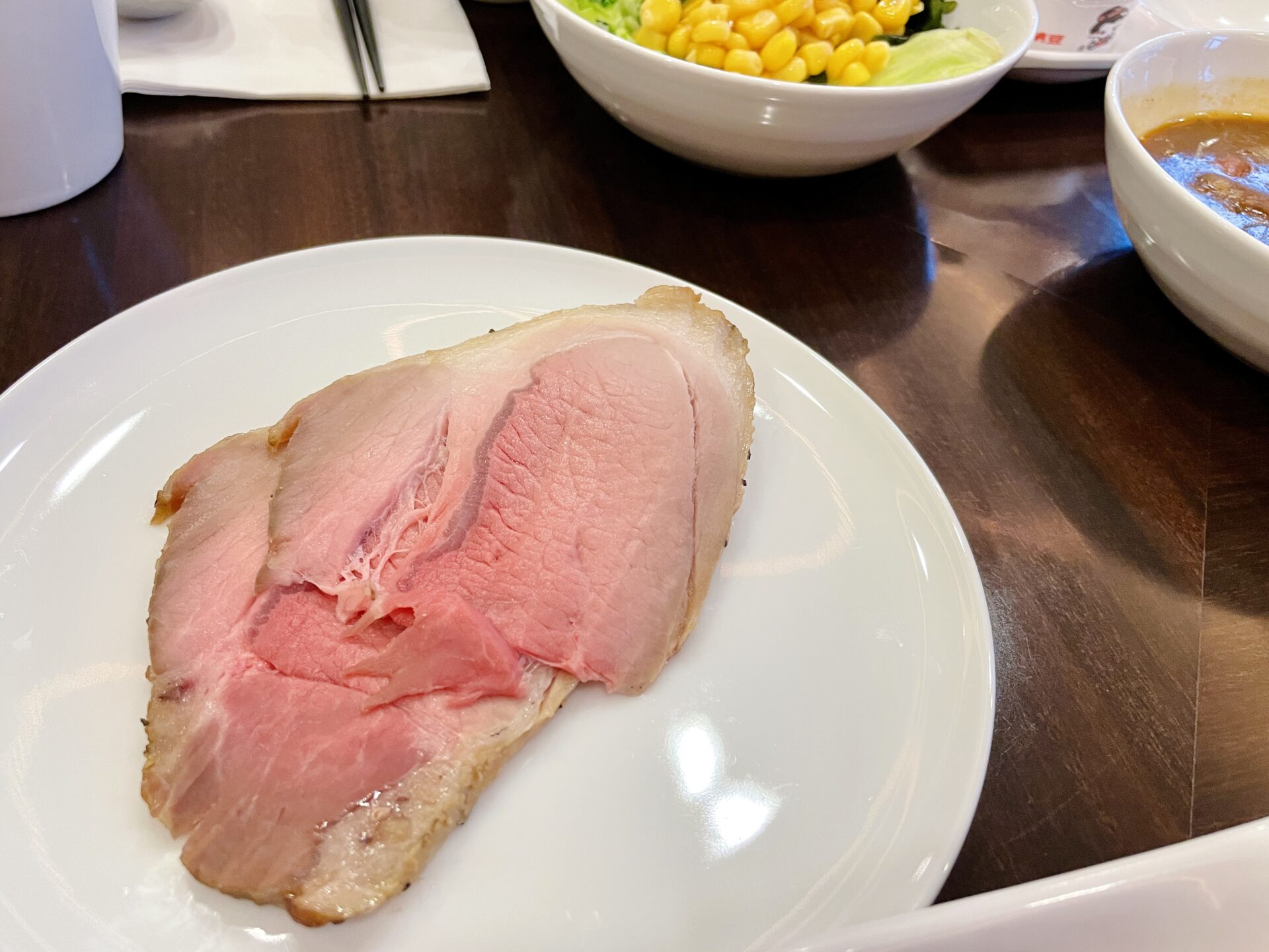 「ダブルツリーbyヒルトン那覇」朝食 キビまる豚のローストポーク