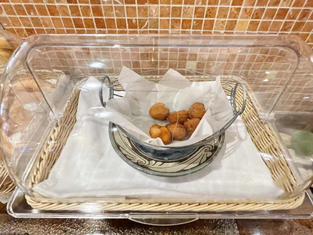 「ダブルツリーbyヒルトン那覇」朝食 パンコーナー